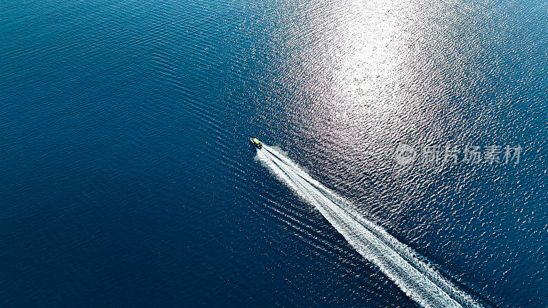 夏天，豪华快艇在开阔的海面上漂浮，炎热的夏天，游艇在海上航行，夏天，地中海海滨，巡航快艇在地中海岩石山海岸线上漂浮