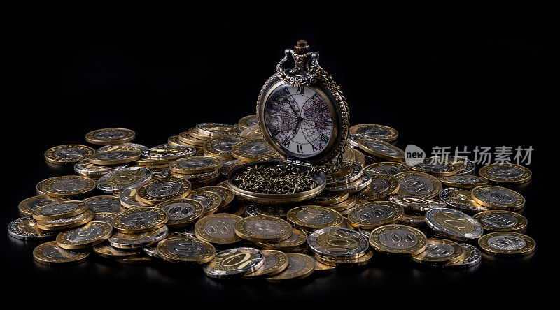 古董怀表放在一堆价值100和200坚戈的哈萨克硬币上