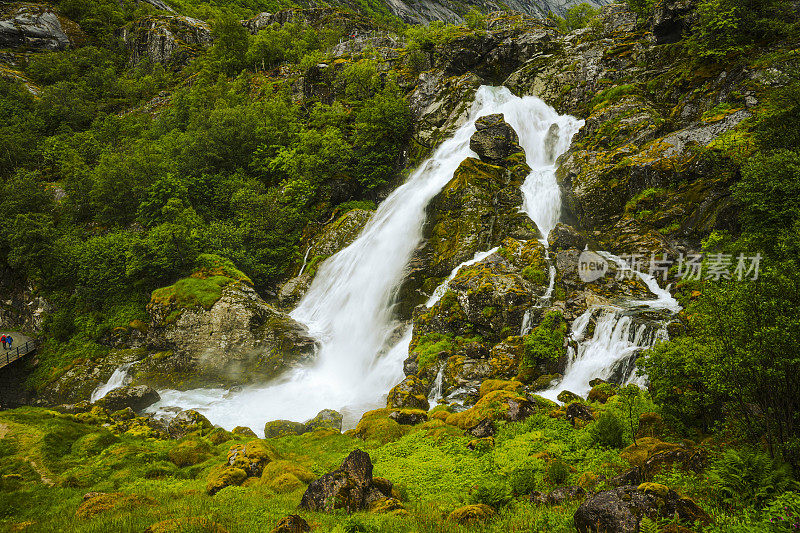 靠近挪威布里克斯达尔冰川的山谷中的瀑布。
