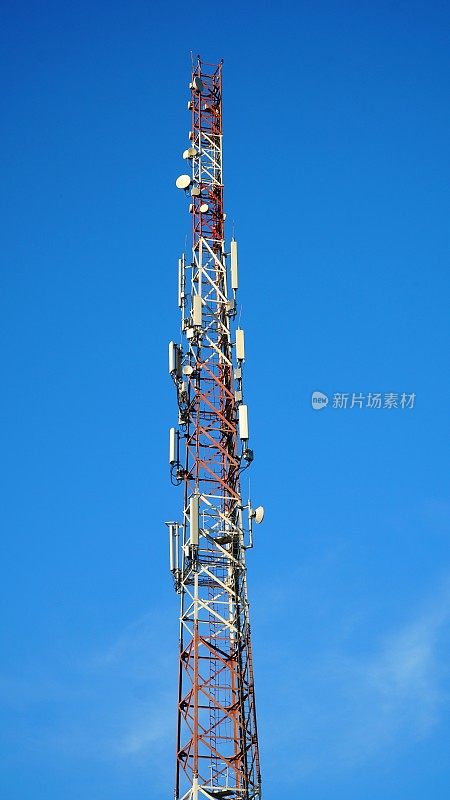 带抛物面天线和卫星天线的4G电视广播塔。广播网络信号。高覆盖率。