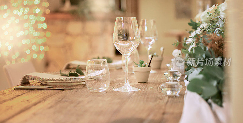 婚礼上，用玻璃和桌子配酒杯、餐巾纸和盘子放在木制的服务台上，用于婚礼上的接待。传统，中心摆设和装饰的桌面庆祝活动特写