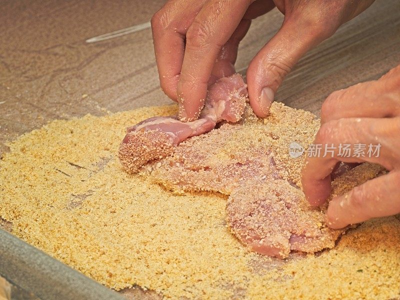 鸡肉在烹调前裹上面包屑