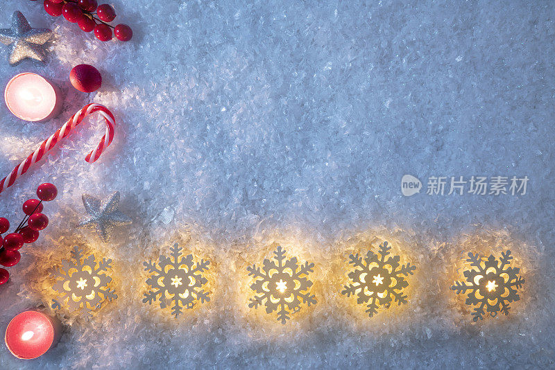 圣诞背景与雪花发光在雪地上，糖果拐杖，