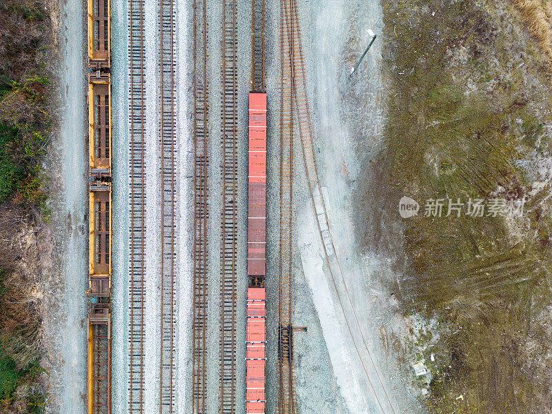 轨道上的火车车厢穿过风景Arial照片