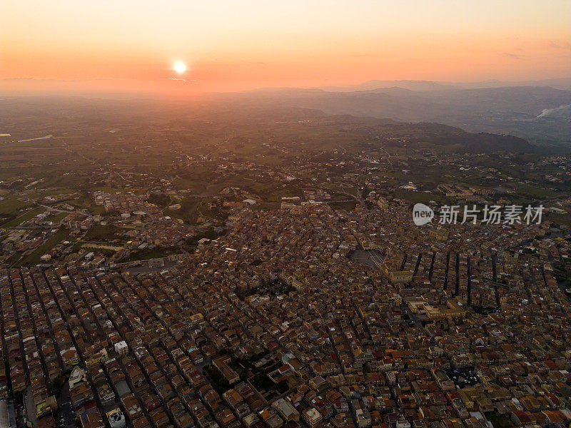 日落时分小镇格拉米切的鸟瞰图