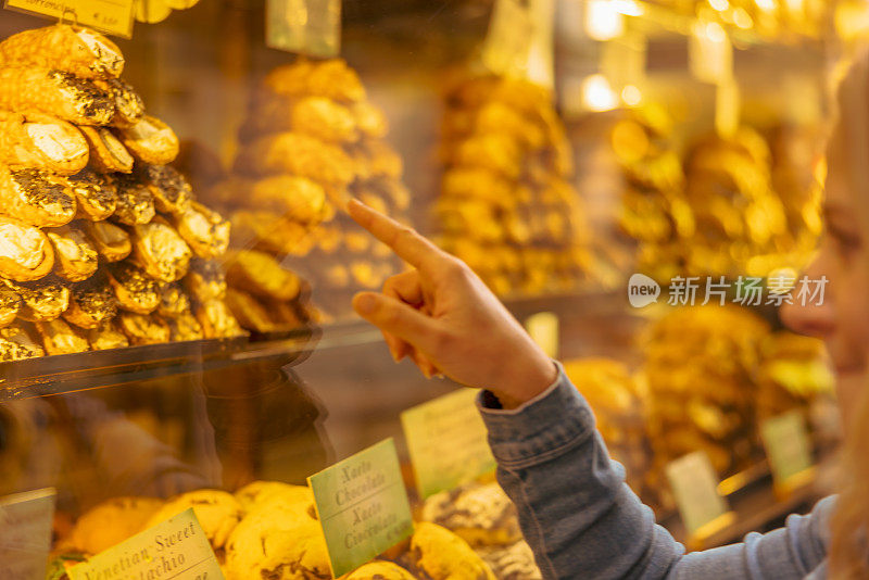 特写的女人的手指向诱人的奶油煎饼卷