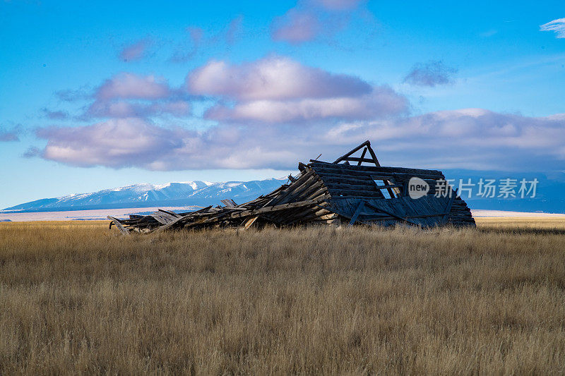 在美国中部靠近农达普的蒙大拿大草原上，破败的老宅基地