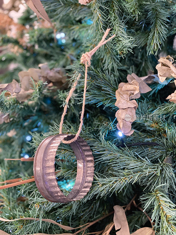 用模具装饰圣诞树，制作传统饼干