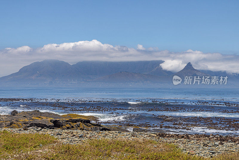 可以看到桌山的岩石海滩