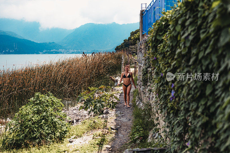 美丽性感的年轻背包客女子在危地马拉的阿蒂特兰湖岸边的泳衣冒险旅行