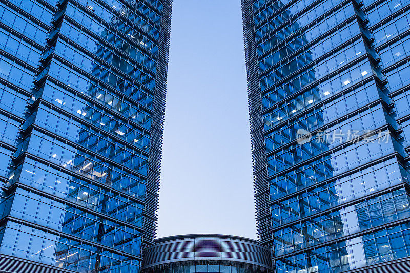 两栋建筑之间的天空