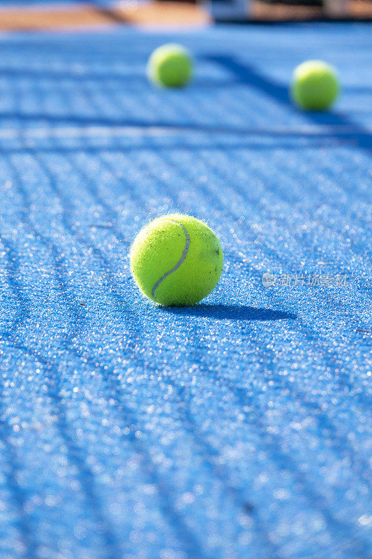 网球和球拍在球场上