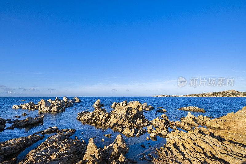 撒丁岛拉马达莱纳岛海岸上的花岗岩构造