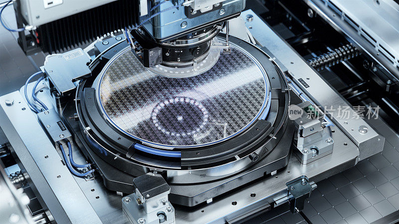 硅片内光刻机。在晶圆厂或铸造厂的半导体和计算机芯片制造过程中，允许在晶圆上创建复杂图案的光刻工艺镜头。