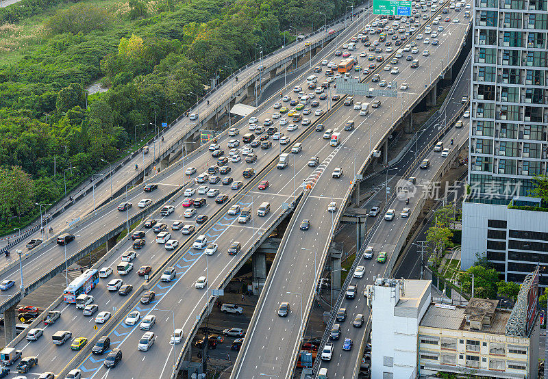 泰国曼谷一条繁忙道路上的交通堵塞