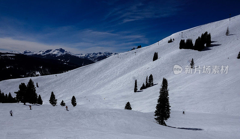 远处的冬季景观
科罗拉多州Vail滑雪胜地的背碗。