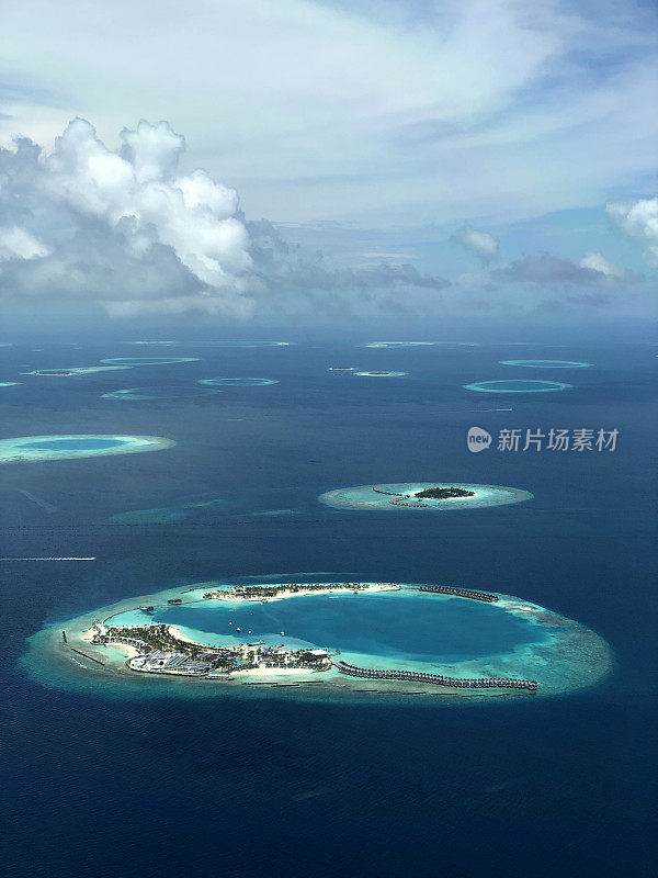 马尔代夫空中垂直静止的飞机视角