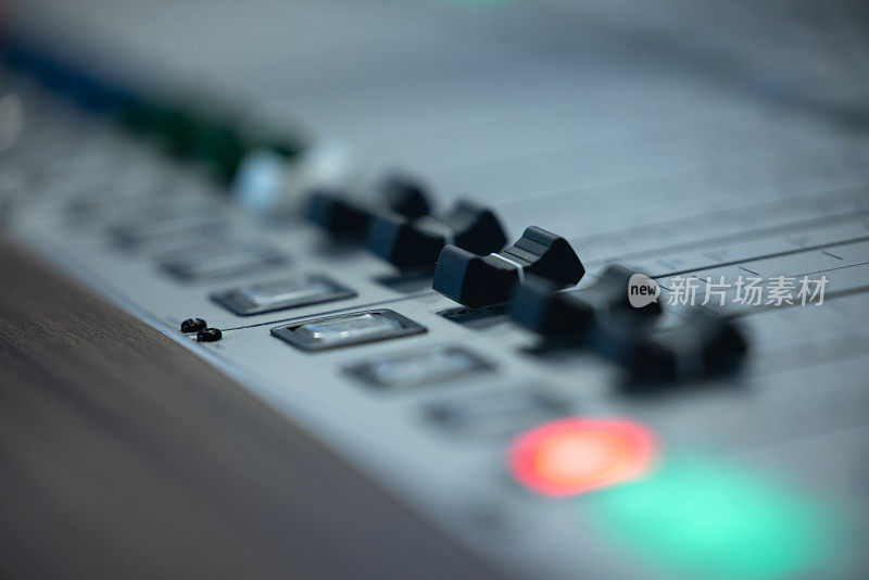 录音室设备的特写，混音器或控制台，在录音室或在收音机