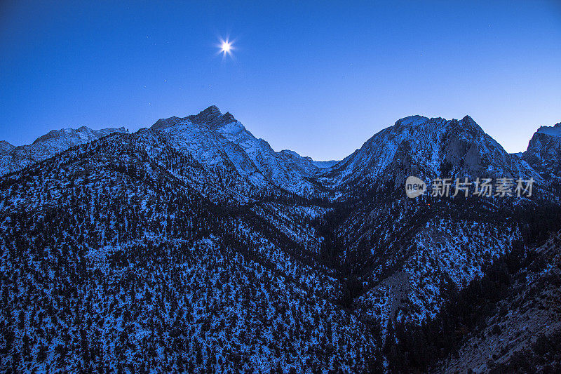 白雪皑皑的山峦上，黄昏时分亮星的夜景