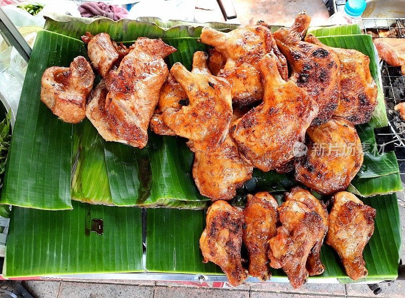 市场上的烤鸡小贩-曼谷街头小吃。
