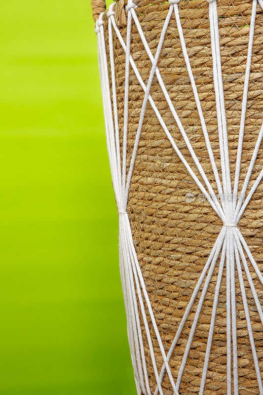 白色线编织篮与绿色背景