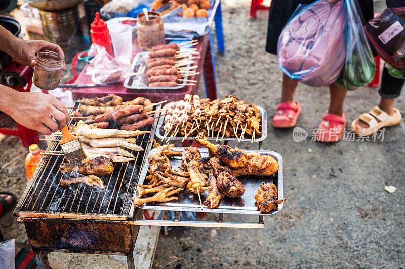 越南北河乡村市场上的家禽烧烤