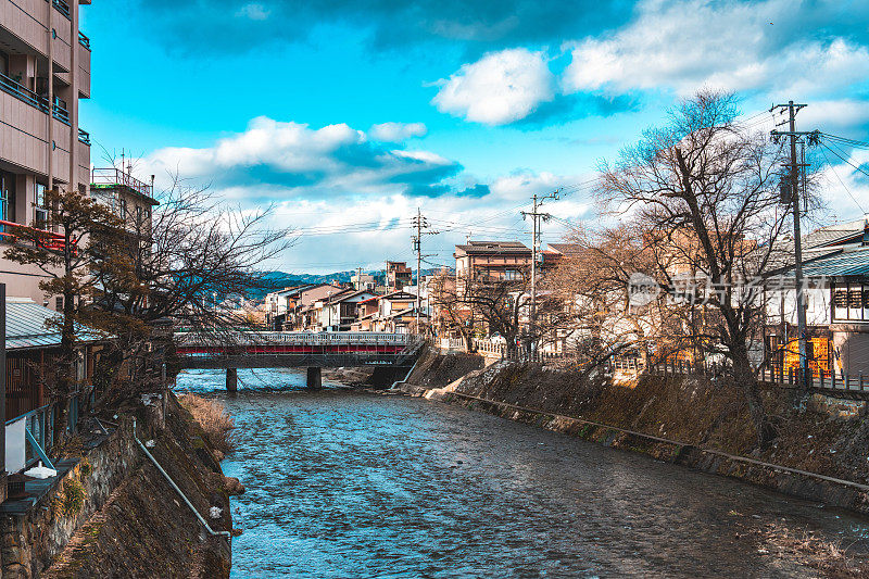 从日本岐阜县飞驒地区的高山中桥看风景