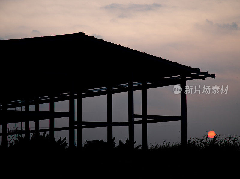 夕阳照在工厂大楼上，龙安省