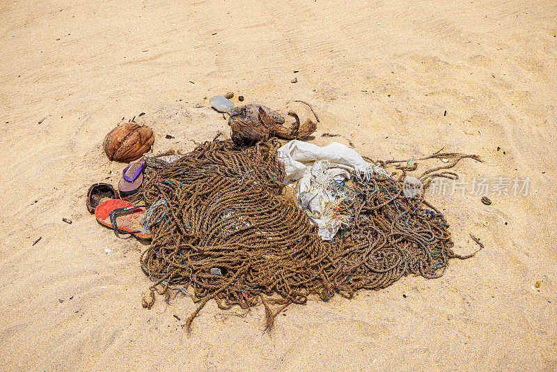 海滩上的旧渔网和其他垃圾