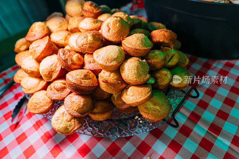 一个大玻璃容器的迷你玉米面包松饼，在美国南部的专业餐饮的一部分。