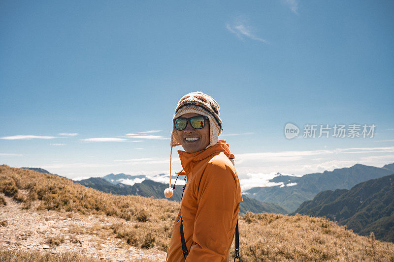 在山上徒步旅行的人的肖像。