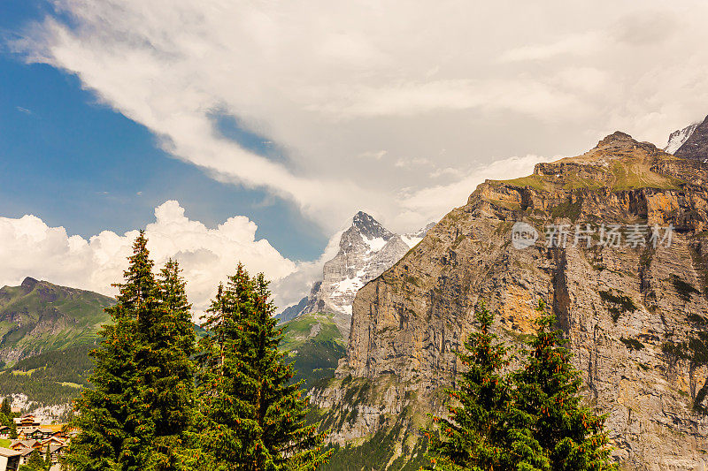 山的风景。Lauterbrunnen。瑞士。伯尔尼州。穆伦村庄。夏天。绿草