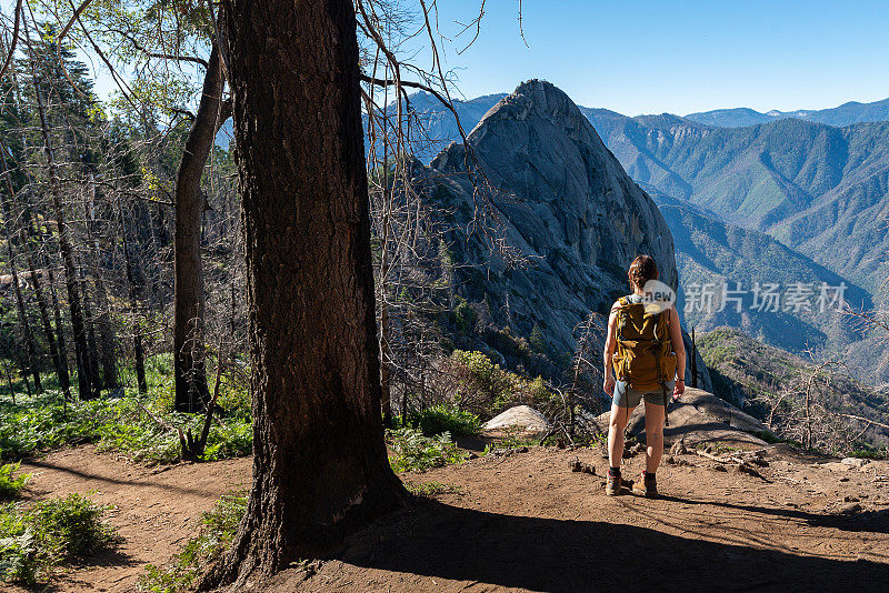 在加州红杉国家公园的悬岩小径上，女孩和摩洛岩的景色