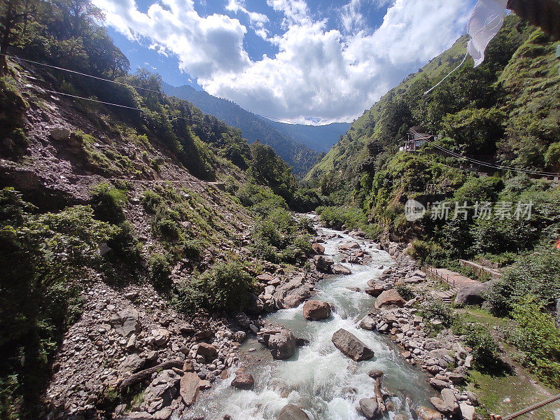 季风期间，喜马拉雅冰川河谷的美丽自然风光穿过喜马拉雅山脉郁郁葱葱的绿色森林