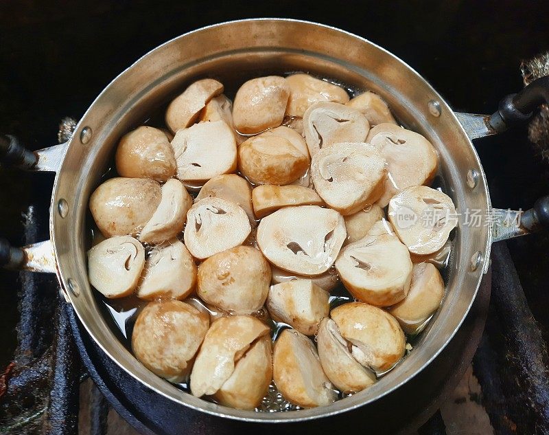 在炉子上煮草菇——食物准备。