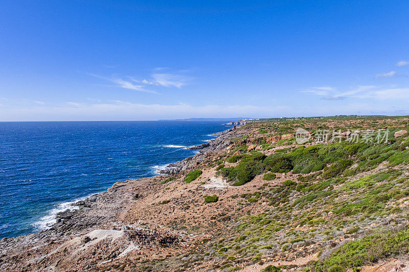 意大利撒丁岛圣安提奥科岛的岩石海岸线