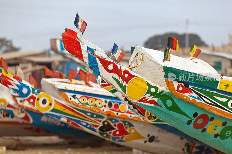 在西非冈比亚的坦吉，绘制传统的冈比亚捕鱼独木舟