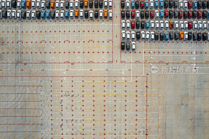 港口的大停车场里停着大量等待装运的新车