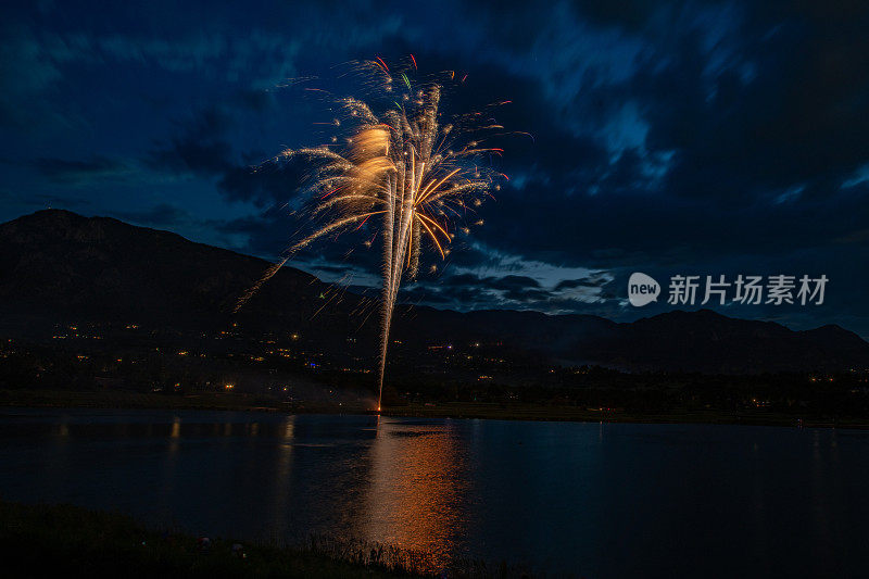 科罗拉多斯普林斯湖的烟花，以派克峰山脉为背景，美国西部的郊区灯光