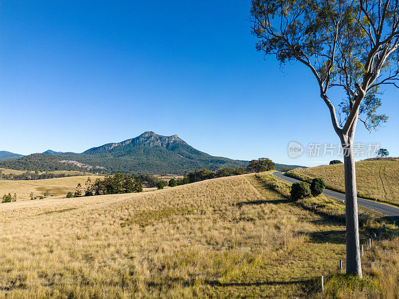 澳大利亚昆士兰州，风景秀丽的边缘地带，起伏的风景被大分界线所框定