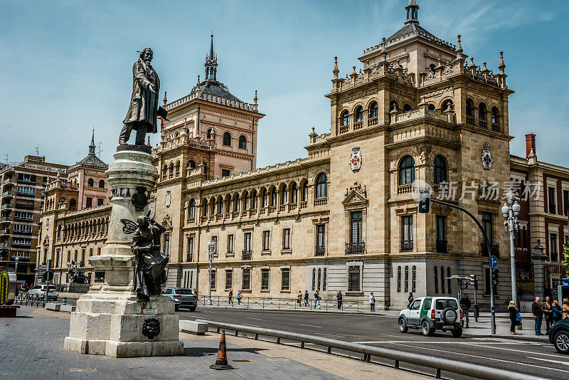 西班牙巴利亚多利德的骑兵学院和约瑟·索利拉雕像