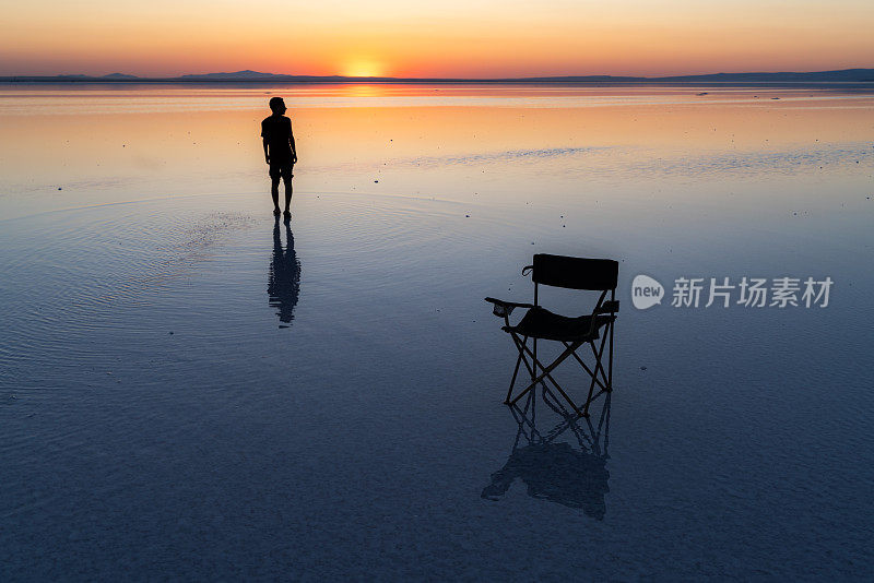 人类的倒影，在日落的蓝色时刻，落入时间的盐湖