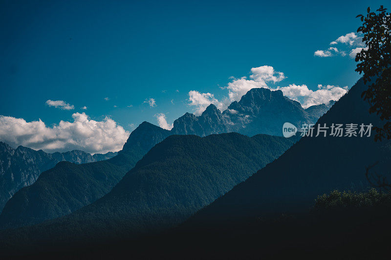 风景如画的特里格拉夫山全景