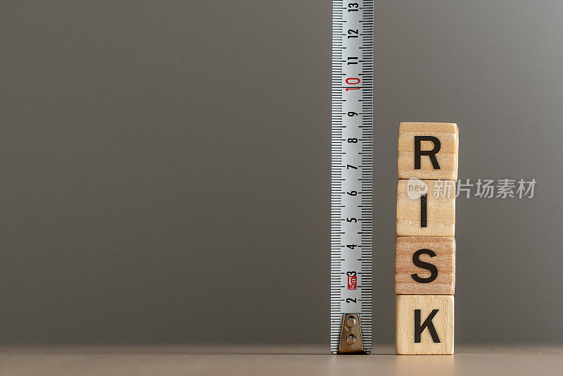 风险措词印刷丝网以木块立方体用黄色卷尺测量表进行风险分析评估和管理构想