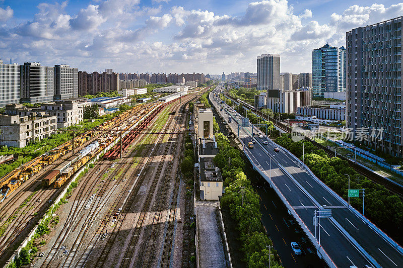 鸟瞰市中心货运火车站和城市高架道路