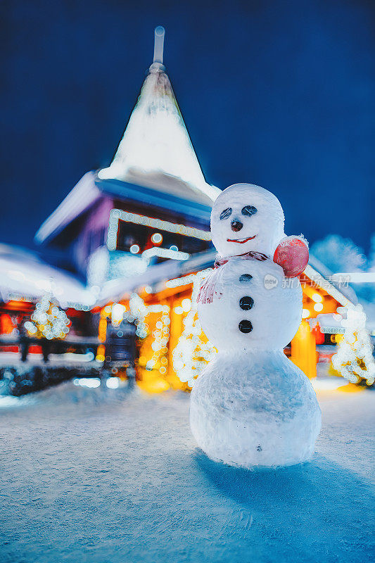 雪圣诞夜的雪人和节日屋