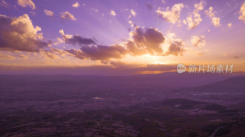 紫色的夕阳越过高山