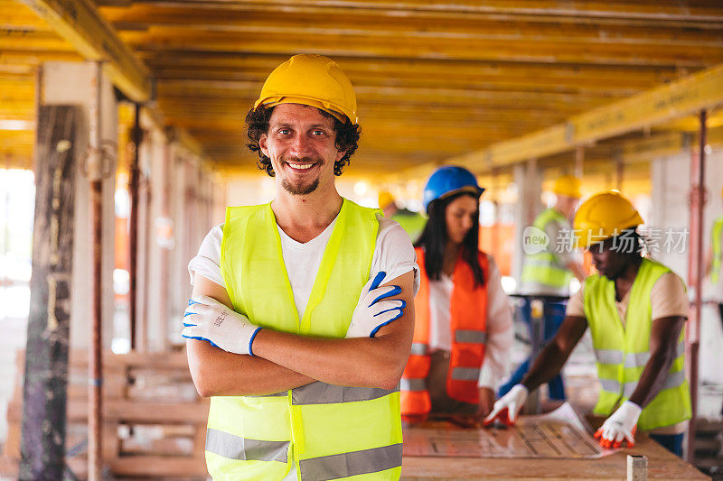 工地上一名白人男性建筑工人的肖像