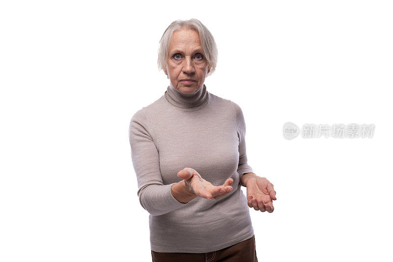 60岁的白人短发女人觉得可疑
