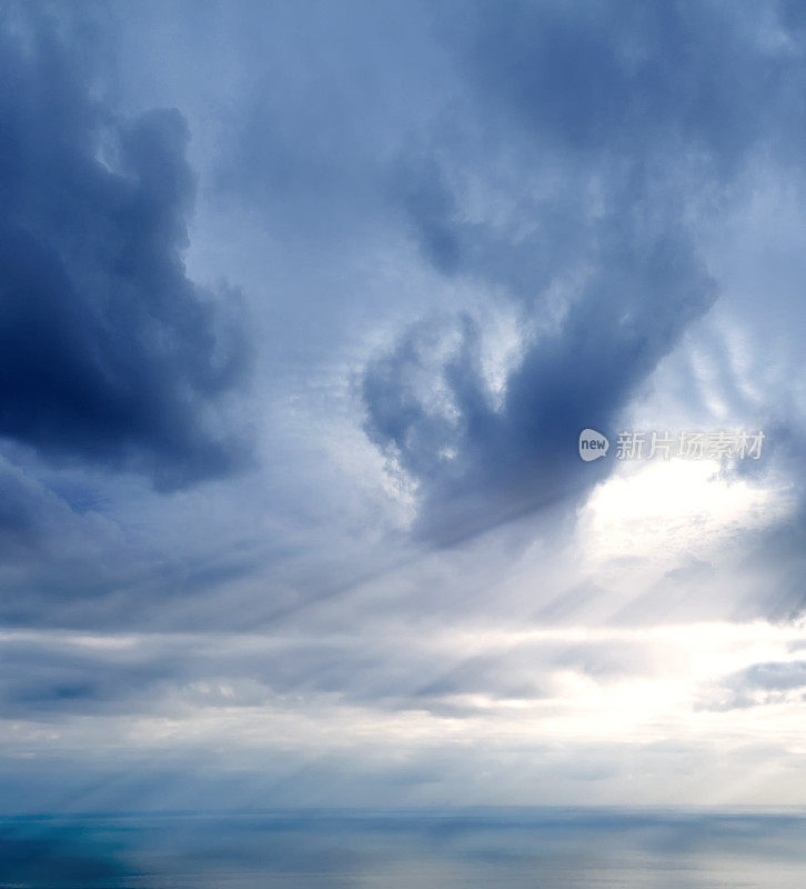 海景与戏剧性的暴风雨云景